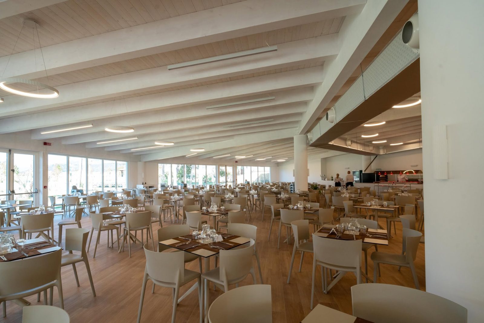 Il ristorante con il soffitto a travi bianche