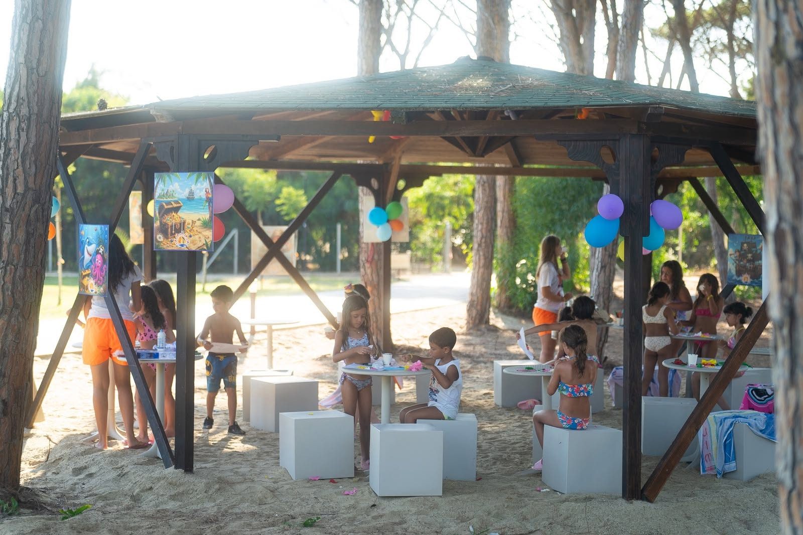 Bambini e animatori al mini club nella pineta