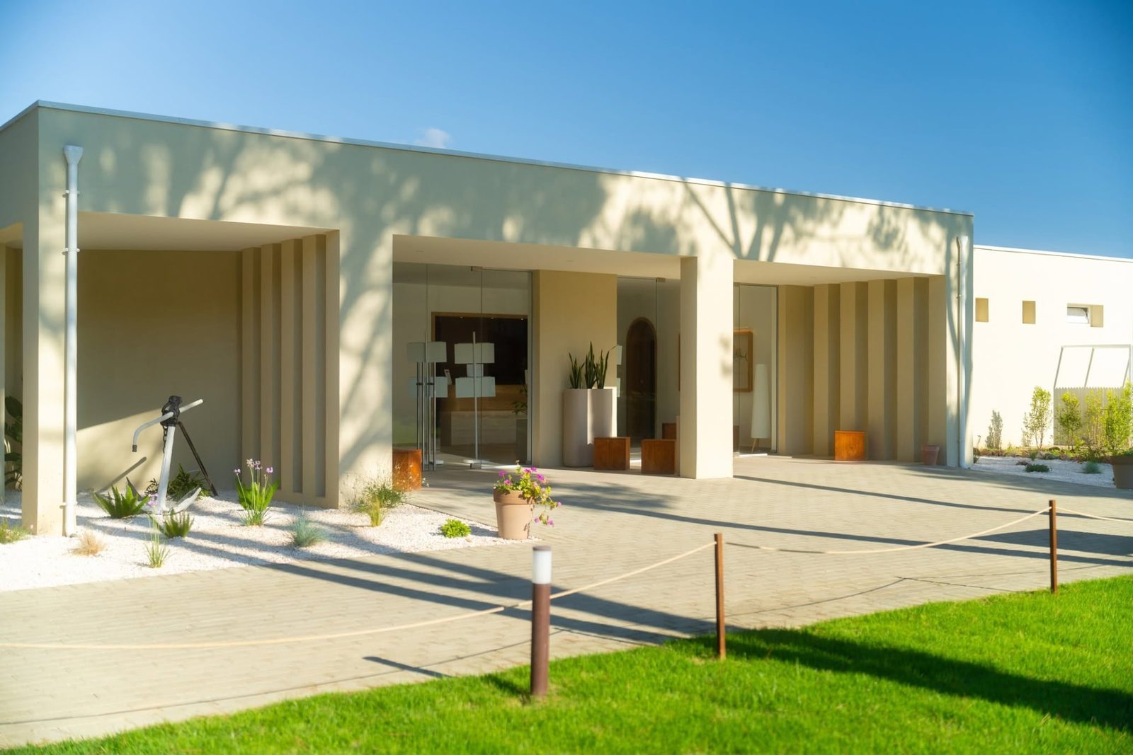 Il percorso pedonale che conduce all'ingresso