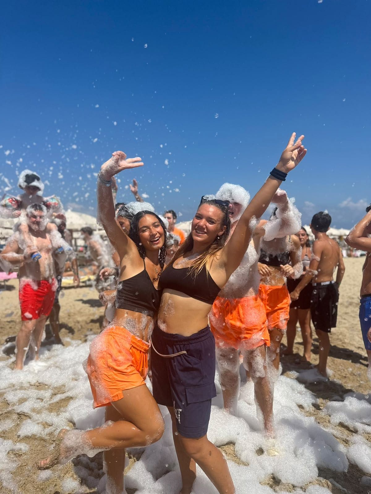 Amici al color party in spiaggia
