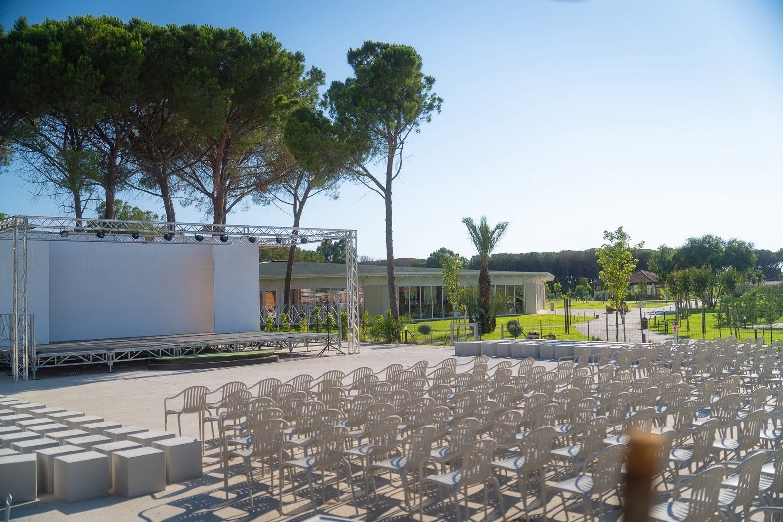 L'anfiteatro con il palco tra i pini