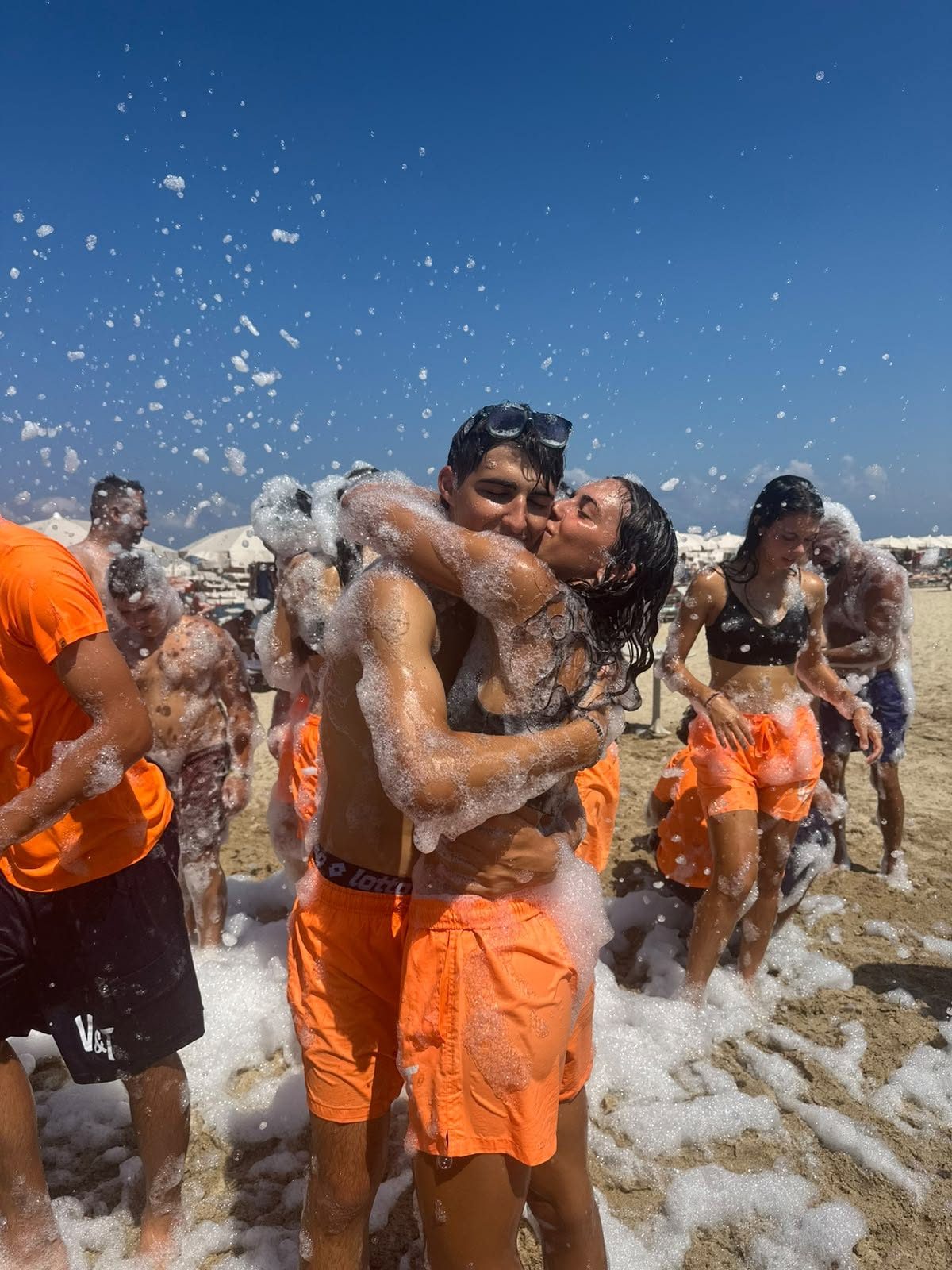 Ospiti al color party in spiaggia