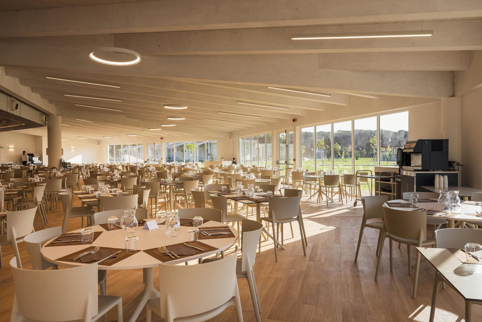 La sala ristorante con i tavoli apparecchiati